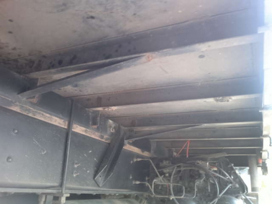 รถอิซูซุ 10 ล้อ รั้ว 230 แรงม้า  ปี 49  สนใจติดต่อ 081 - 6079515