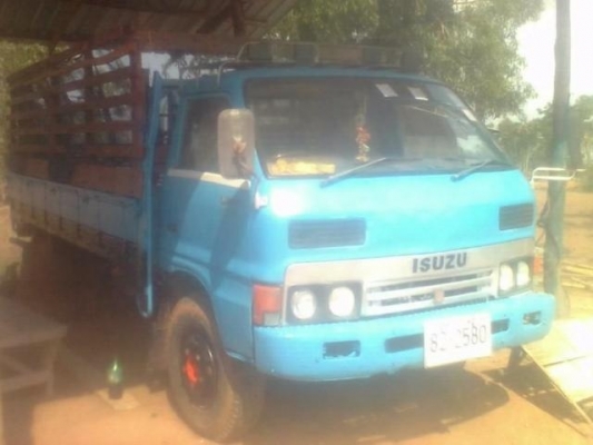 ISUZU KS 110 HP 4BE1 รถบรรทุก 6 ล้อ กระบะเหล็กคอกไม้ความยาว 4.30 เมตรสภาพดีไม่มีผุกร่อน เครื่องแน่นแรงดี ภายในเก๋งคอนโซลครบไม่มีผุ ช่วงล่างเดิมๆคัชซีไม่บวม ยาง 7.50 ขอบ 16 สภาพดีประมาณ 70\% พร้อมใช้งาน เอกสารเล่มทะเบียนครบพร้อมโอน ราคาต่อรองได้ครับ