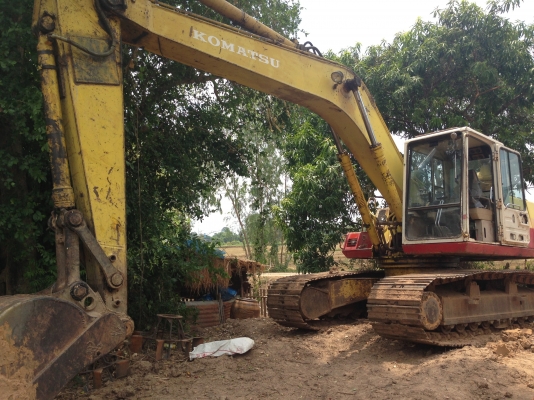 KOMATSU PC 200-5 Serial 57761 คอนโทรลสั้น เครื่องแห้งแรงดีเดิมๆ ปั๊มแห้งดีไม่มีเยิ้ม ภายในเก๋งสะอาด คอนโทรลสั้นควบคุมง่ายสะดวก แอร์เย็น ช่วงล่างเอวแน่น โซ่บูทใบแทรกประมาณ 60\% พร้อมทำงานได้เลย เอกสารใบอินวอยซ์ครับ