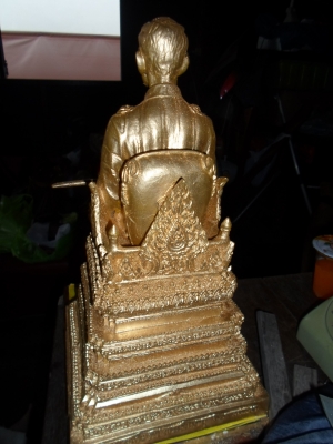 พระบรมรูปในหลวง เนื้อทองแดงปัดทอง ควรค่าแก่การบูชา สะสม 15,000