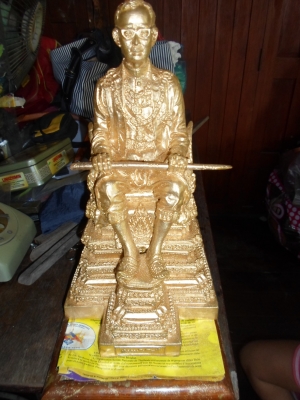 พระบรมรูปในหลวง เนื้อทองแดงปัดทอง ควรค่าแก่การบูชา สะสม 15,000