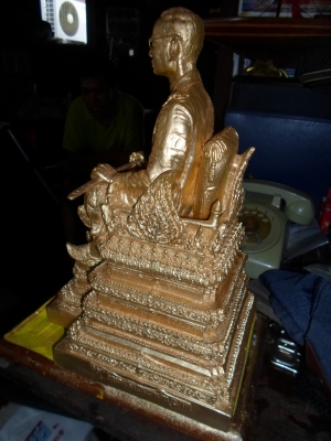 พระบรมรูปในหลวง เนื้อทองแดงปัดทอง ควรค่าแก่การบูชา สะสม 15,000