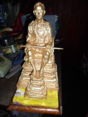 พระบรมรูปในหลวง เนื้อทองแดงปัดทอง ควรค่าแก่การบูชา สะสม 15,000