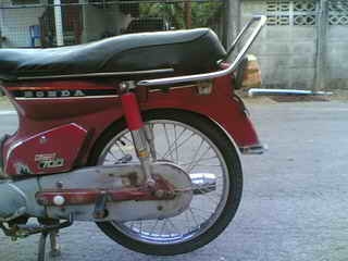 ขาย Honda C700 เล่มทะเบียนพร้อมโอนเครื่องดีรถขี่ใช้งานอยู่ขาย 7900 บาท