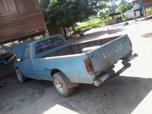 อีซูซุ 220 เครื่องดี ครัดซีดี ทะเบียนขาด 5ปี  เดิมบางๆขับดี เกียร์ดีไม่หลุดกระจกบานหน้าไม่มี เบาะขาด ตามสภาพ