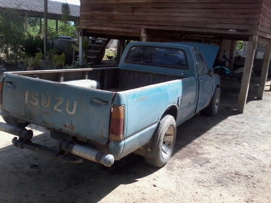 อีซูซุ 220 เครื่องดี ครัดซีดี ทะเบียนขาด 5ปี  เดิมบางๆขับดี เกียร์ดีไม่หลุดกระจกบานหน้าไม่มี เบาะขาด ตามสภาพ