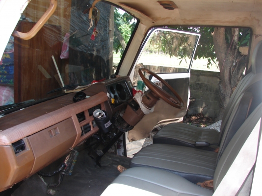 ขายรถตู้ คลาสสิคNissan Urvan e23 ไฟกลม ขายรถตู้ คลาสสิคNissan Urvan e23 ไฟกลม