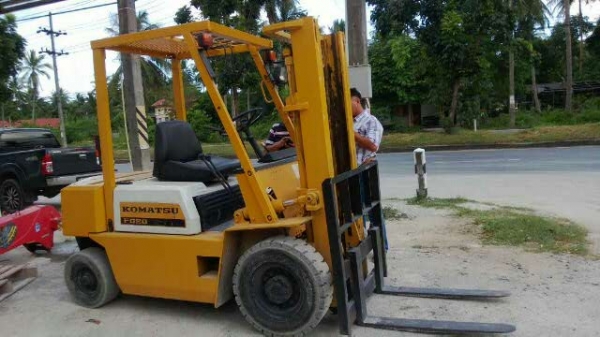 KOMATSU  โฟคลิฟ   เครื่อง  60  แรง  เดิม ๆ  ยกน้ำหนักได้  2  ตัน รถใหม่นอกนำเข้าจากญี่ปุ่น