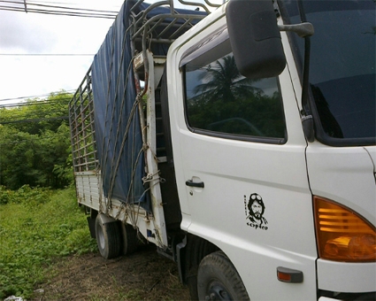 HINO  MEGA FC    ปี 49  รถ  6  ล้อ  รถล่อง  1 เพลา  เครื่องเดิม 150  แรงม้า  เกียร์เดิม พพ่วงมาลัยเพาเวอร์