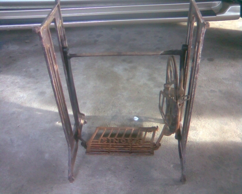 ขาจักรซิงเกอร์เหล็กหล่องานเดิมครับอายุ 30 ปีขึ้นครับเป็นเหล็กหล่อสภาพเดิมๆๆสนิมบ้างบางจุดครับเนื่อเหล็กดีเหมาะทำโต๊ะครับราคานี้คุ้มครับ ขาจักรซิงเกอร์เหล็กหล่องานเดิมครับอายุ 30 ปีขึ้นครับเป็นเหล็กหล่อสภาพเดิมๆๆสนิมบ้างบางจุดครับเนื่อเหล็กดีเหมาะทำโต๊ะครับราคานี้คุ้มครับ