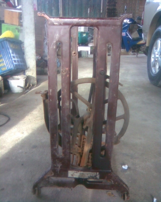 ขาจักรซิงเกอร์เหล็กหล่องานเดิมครับอายุ  30 ปีขึ้นครับเป็นเหล็กหล่อสภาพเดิมๆๆสนิมบ้างบางจุดครับเนื่อเหล็กดีเหมาะทำโต๊ะครับราคานี้คุ้มครับ