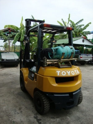 ขายรถโฟล์คลิฟท์  TOYOTA  7FG20  เครื่องยนต์เบนซิน+แก๊ส  เกียร์ธรรมดา  เสาสูง  4 เมตร  งา 1,070  มม. ยางตัน