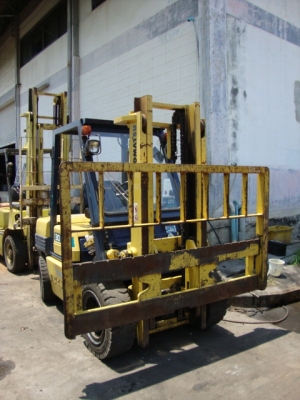 ขายรถโฟล์คลิฟท์  KOMATSU  FD30-11  (รถนอกนำเข้า สภาพ  95\%)  สวยมาก  เครื่องยนต์ดีเซล  เสาสูง  3  เมตร   เกียร์ออโตเมติค  งายาว 1,070  มม.  ยางตัน  แผงหน้าใหญ่