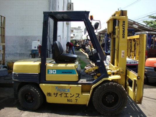 ขายรถโฟล์คลิฟท์  KOMATSU  FD30-11  (รถนอกนำเข้า สภาพ  95\%)  สวยมาก  เครื่องยนต์ดีเซล  เสาสูง  3  เมตร   เกียร์ออโตเมติค  งายาว 1,070  มม.  ยางตัน  แผงหน้าใหญ่