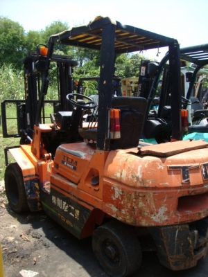 ขายรถโฟล์คลิฟท์  T.C.M.  FD25-Z5   เครื่องยนต์ดเซล  เกียร์ธรรมดา  ฮิ้งโฟล์ค  ล้อหน้าคู่ งากระดกได้  ยางตัน  งา 1,070  มม. เสาสูง  3  เมตร