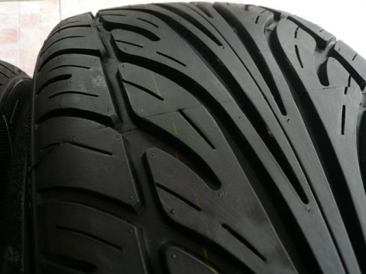 ขายยางเบิกใหม่-----235-40-18-----ปี1613 (1คู่)