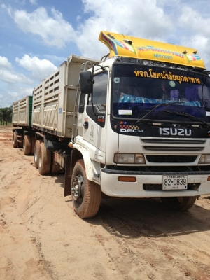 ISUZU  DECA  270   URO 1   ปี 46    พ่วงแม่ลูกดั้มดิน  กะบะ สามมิตรลอนเชียง ลูก 2 คาน