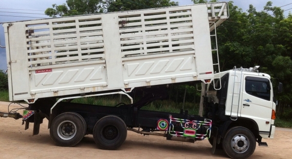 HINO MEGA FM 320 HP EURO2 ปี 49 รถพ่วงแม่+ลูก กระบะดั๊มพ์คอกเหล็กของสามมิตรลอนเฉียง ลูก 3 เพลาไม่ดั๊มพ์ของสามมิตร ปี 51 ลายใหม่ เครื่องแน่นแรงดี ภายในเก๋งสวยครบพร้อม CD แอร์ พ.เพาเวอร์ ก.ไฟฟ้า เบรคทริ๊ปฟี้ ช่วงล่างดีทั้งแม่ทั้งลูก ยางสภาพดีโดยรวมประมาณ 80