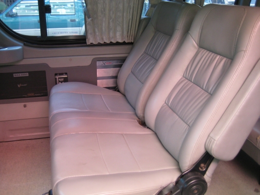 เบาะ commuter ตัวใหม่ เบาะหนัง 9ที่นั่งสีเทา สภาพดี