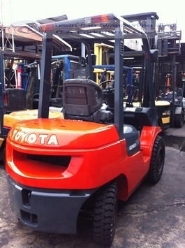 ขาย รถ โฟล์คลิฟท์ TOYOTA รุ่น 7-FD30