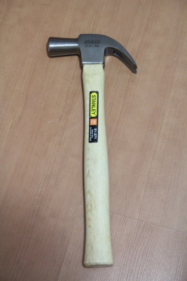 ค้อนหงอนด้ามไม้ stanley 16 oz