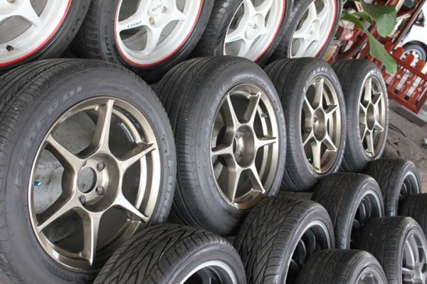 ขายล้อBuddy Club P1 แท้ๆ ขอบ17 กว้างหน้า8หลัง พร้อมยางถูกๆ