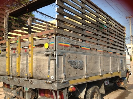 HINO หกล้อ KM 777ปี 35 เครื่อง 117 HD เดิม ๆ กะบะไม้มะค่าทั้งลูก ยางดี ขับดี ซัซซีสวย 440,000