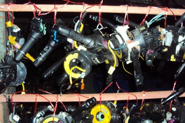 ขายสวิทซ์ยกเลี้ยวรถยนต์  มีทั้งญี่ปุ่นและยุโรปให้เลือกจำนวนมาก