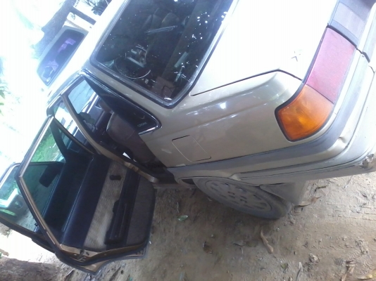 KE 70 หน้าแหลม4 ประตู เกียร์ธรรมดา สีมีแตกลายงาที่ฝากระโปงกระโจงหน้ารถไม่ผุโครงร่างรถไม่ผุขับขี่ได้อยู่ อยู่ในราคาสภาพสมน้ำสมเนื้ออยู่ในราคา 45000