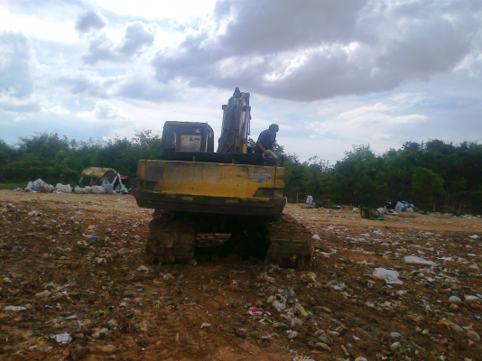 ขายด่วน  รถแบคโฮ KOBELCO SK200 M3 เก๋งเทา เครื่องเดิม ปั้มเดิม รถทำงานดี มีโซ่สวยทั้งสองข้าง มีทะเบียน รถทำงานกลบขยะ.