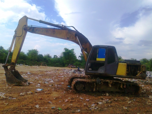 ขายด่วน  รถแบคโฮ KOBELCO SK200 M3 เก๋งเทา เครื่องเดิม ปั้มเดิม รถทำงานดี มีโซ่สวยทั้งสองข้าง มีทะเบียน รถทำงานกลบขยะ.