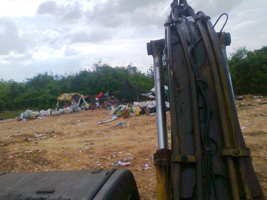 ขายด่วน  รถแบคโฮ KOBELCO SK200 M3 เก๋งเทา เครื่องเดิม ปั้มเดิม รถทำงานดี มีโซ่สวยทั้งสองข้าง มีทะเบียน รถทำงานกลบขยะ.