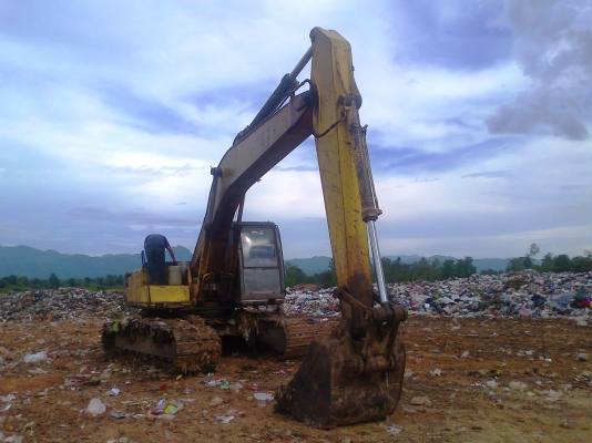 ขายด่วน  รถแบคโฮ KOBELCO SK200 M3 เก๋งเทา เครื่องเดิม ปั้มเดิม รถทำงานดี มีโซ่สวยทั้งสองข้าง มีทะเบียน รถทำงานกลบขยะ.