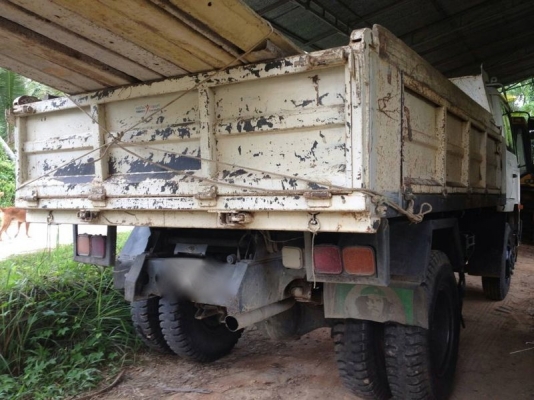 รถนิสสัน 6 ล้อดั้ม 220 แรงม้า ปี 49  สนใจติดต่อ 081 - 6079515