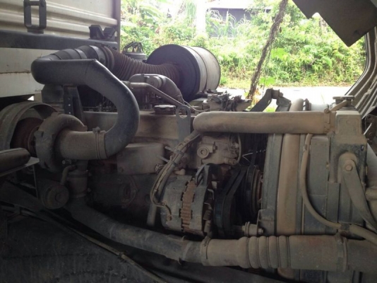 รถนิสสัน 6 ล้อดั้ม 220 แรงม้า ปี 49  สนใจติดต่อ 081 - 6079515