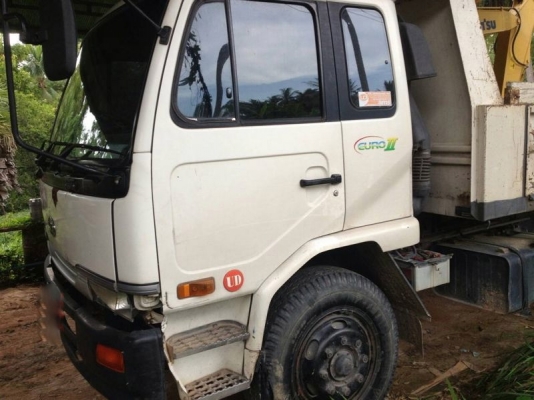 รถนิสสัน 6 ล้อดั้ม 220 แรงม้า ปี 49  สนใจติดต่อ 081 - 6079515