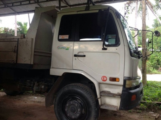 รถนิสสัน 6 ล้อดั้ม 220 แรงม้า ปี 49  สนใจติดต่อ 081 - 6079515