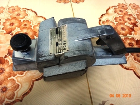 กบไฟฟ้า 3 นิ้ว Makita รุ่น 1600 (750w.) ใช้งานได้ปกติ ราคาถูกๆ กบไฟฟ้า 3 นิ้ว Makita รุ่น 1600 (750w.) ใช้งานได้ปกติ ราคาถูกๆ