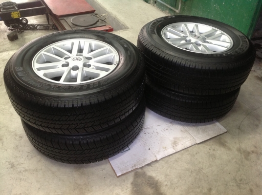 ขายล้อ โตโยต้า ฟอร์จูนเน่อร์17" ยางบริดสโตนD840 265/65R17 ปี13 ใหม่กิ๊บๆ ขายราคา30,000บาท สนใจติดต่อ 089-6669061
