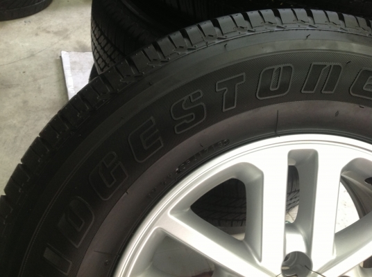 ขายล้อ โตโยต้า ฟอร์จูนเน่อร์17" ยางบริดสโตนD840 265/65R17 ปี13 ใหม่กิ๊บๆ ขายราคา30,000บาท สนใจติดต่อ 089-6669061