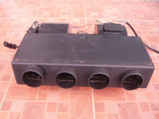 ขายตู้แอร์แขวนฟอมูล่าหน้าปรับได้ 1250 บาท มี 2ตัว