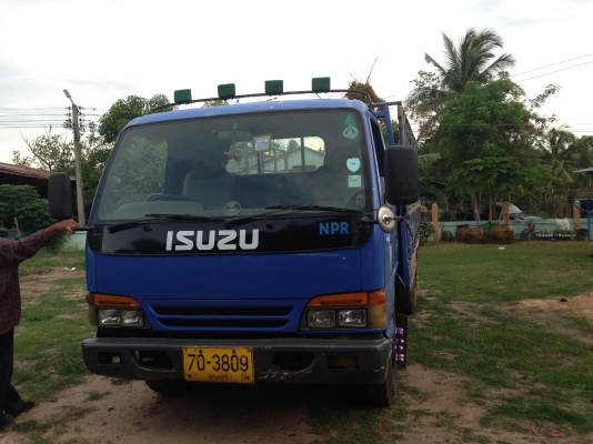 ISUZU NPR เครื่อง 4HF1-135 แรงม้า รถปี 44 กระบะคอกเหล็กคอกไม้ ยาว 4.30 เมตร หัวบางไม่มีผุ ภายในสวยคร