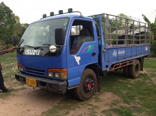 ISUZU NPR เครื่อง 4HF1-135 แรงม้า รถปี 44 กระบะคอกเหล็กคอกไม้ ยาว 4.30 เมตร หัวบางไม่มีผุ ภายในสวยคร