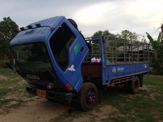 ISUZU NPR เครื่อง 4HF1-135 แรงม้า รถปี 44 กระบะคอกเหล็กคอกไม้ ยาว 4.30 เมตร หัวบางไม่มีผุ ภายในสวยคร