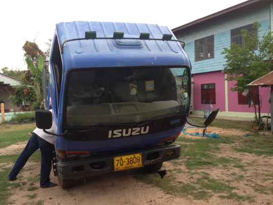 ISUZU NPR เครื่อง 4HF1-135 แรงม้า รถปี 44 กระบะคอกเหล็กคอกไม้ ยาว 4.30 เมตร หัวบางไม่มีผุ ภายในสวยคร