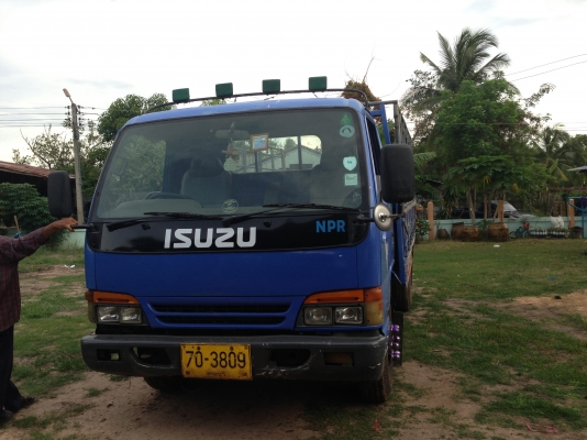 ISUZU NPR เครื่อง 4HF1-135 แรงม้า รถปี 44 กระบะคอกเหล็กคอกไม้ ยาว 4.30 เมตร หัวบางไม่มีผุ ภายในสวยคร