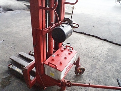 ขายสแต๊กเก่อร์มือสอง น้ำหนักยก 600 กิโล  สูง 3.5 เมตร พร้อมแบตเตอรี่ และตู้ชาร์ทไฟ  พร้อมใช้งาน ราคา30000