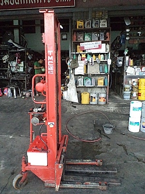 ขายสแต๊กเก่อร์มือสอง น้ำหนักยก 600 กิโล  สูง 3.5 เมตร พร้อมแบตเตอรี่ และตู้ชาร์ทไฟ  พร้อมใช้งาน ราคา30000