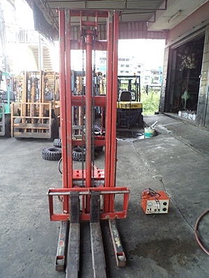 ขายสแต๊กเก่อร์มือสอง น้ำหนักยก 600 กิโล  สูง 3.5 เมตร พร้อมแบตเตอรี่ และตู้ชาร์ทไฟ  พร้อมใช้งาน ราคา30000
