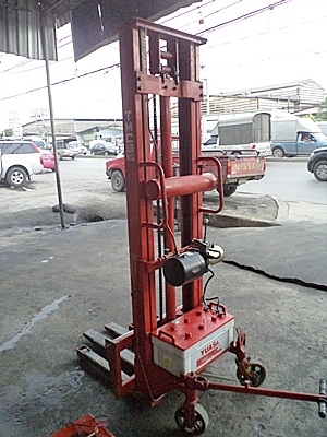 ขายสแต๊กเก่อร์มือสอง น้ำหนักยก 600 กิโล สูง 3.5 เมตร พร้อมแบตเตอรี่ และตู้ชาร์ทไฟ พร้อมใช้งาน ราคา30000 ขายสแต๊กเก่อร์มือสอง น้ำหนักยก 600 กิโล สูง 3.5 เมตร พร้อมแบตเตอรี่ และตู้ชาร์ทไฟ พร้อมใช้งาน ราคา30000